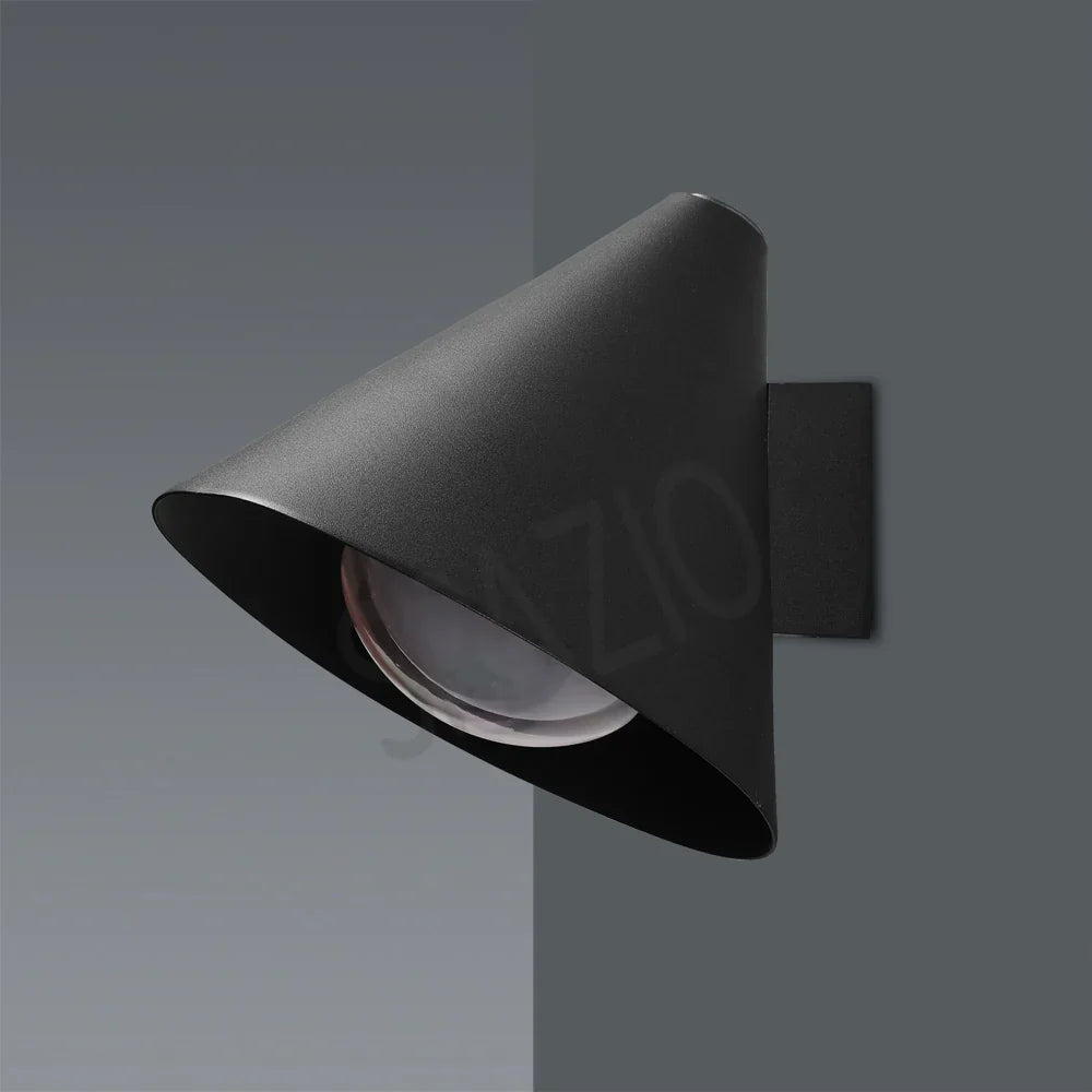 SPAZIO Railroad 1 Outdoor Wall Light – Black finish on a grey wall