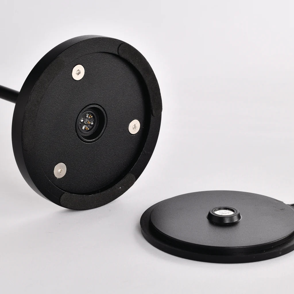 SPAZIO Trevi Rechargeable Table Lamp – close-up of the charging base and contacts
