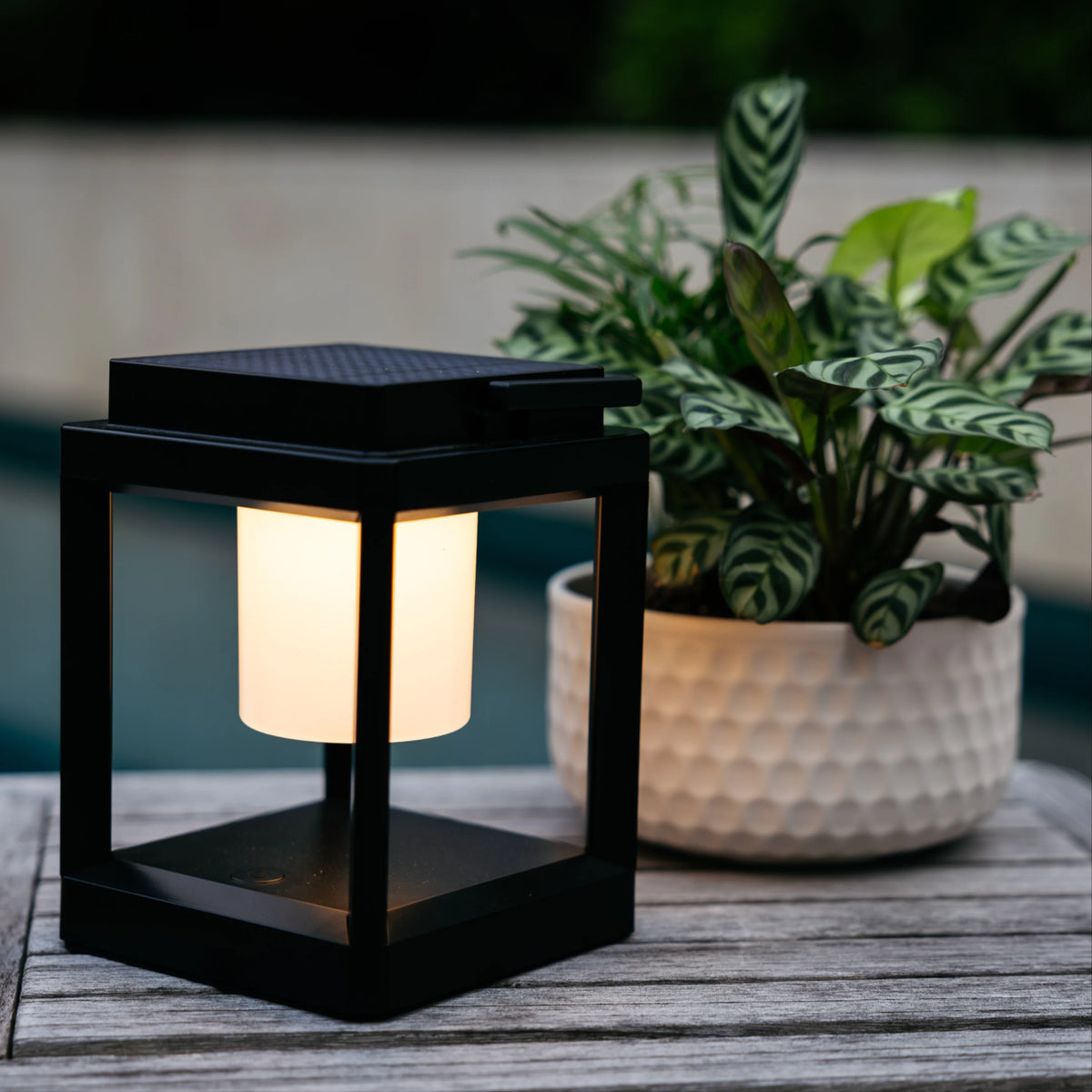 Synerji Solar LED Lantern – 3W, 300lm, 4000K, Solar & USB-C Charging, Black
