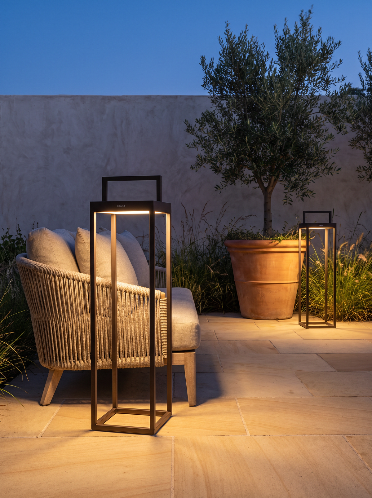 SPAZIO Handy Maxi rechargeable lanterns on a garden terrace
